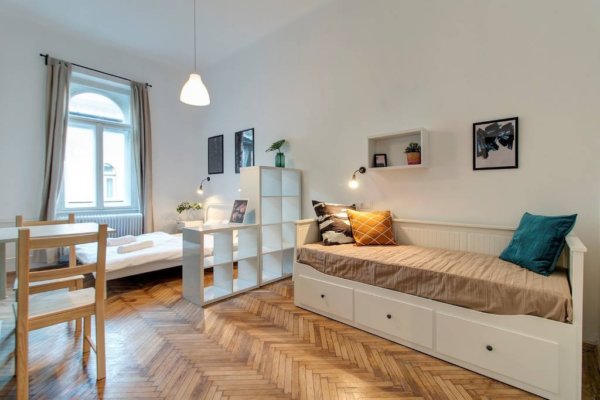 f8a469dd-962f-4d01-8681-1c8f86055fdc